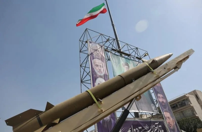 يتم عرض نظام صاروخي إيراني بجوار لافتة عليها صورة المرشد الأعلى الإيراني آية الله علي خامنئي خلال أسبوع الدفاع الإيراني، في أحد شوارع طهران، إيران، 25 سبتمبر 2025. (الائتمان: MAJID ASGARIPOUR/WANA)