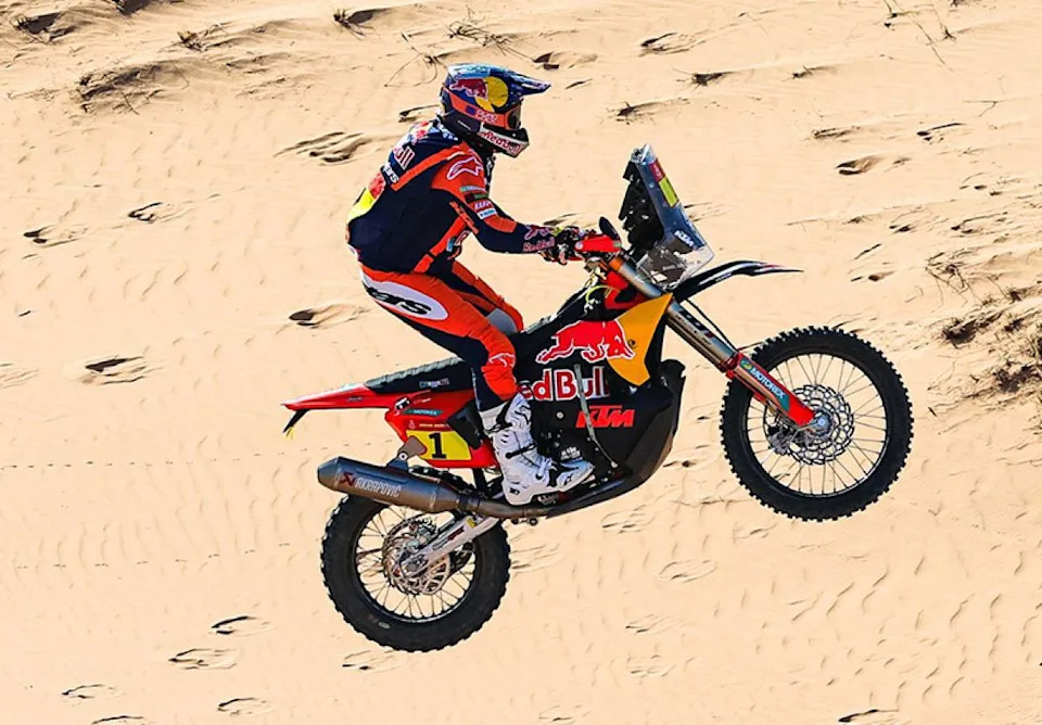 دراجة نارية تقوم بالقفز على التضاريس الرملية