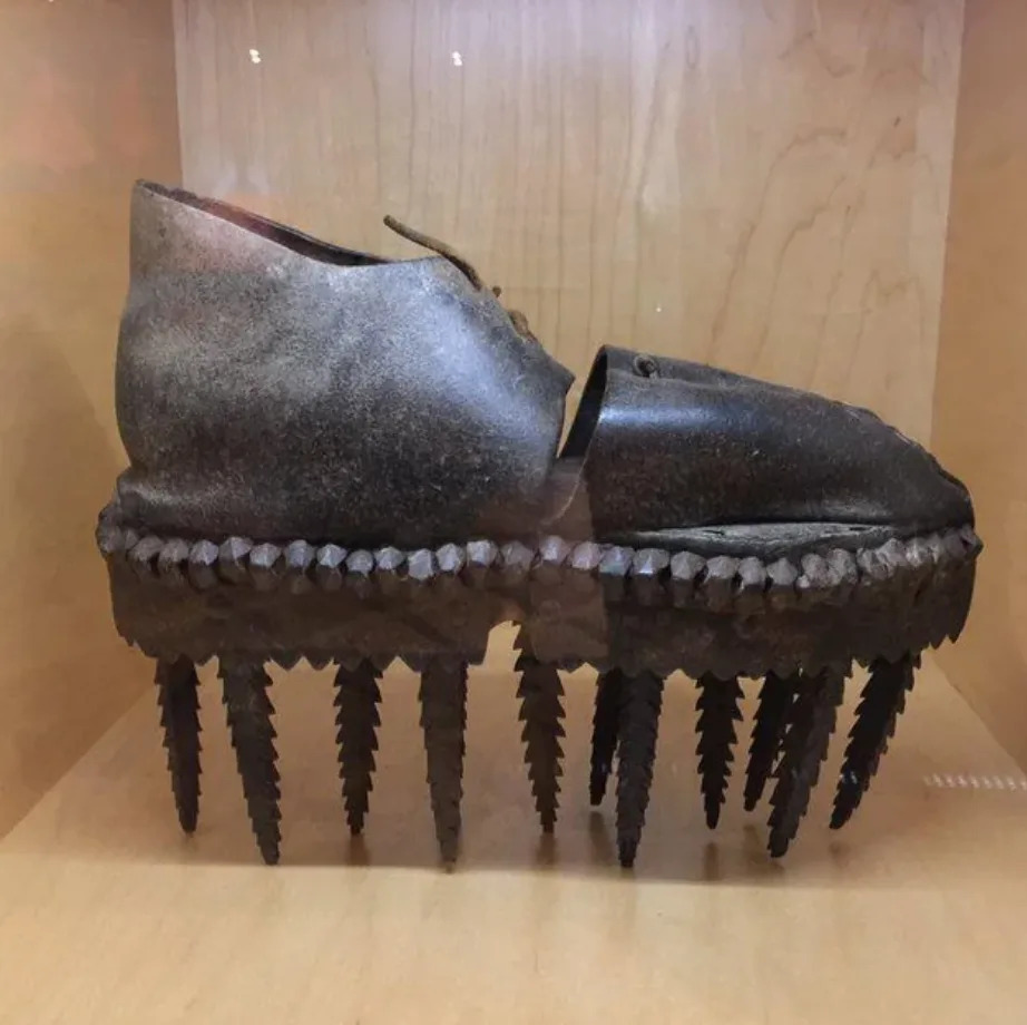حذاء منحوت بنعل حاد ومسنن معروض في واجهة عرض خشبية