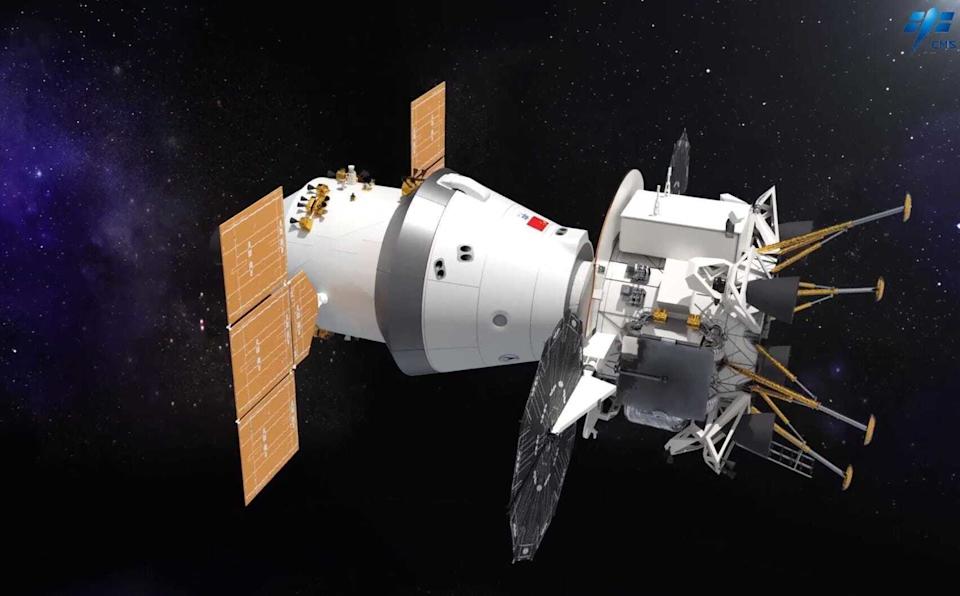 رسم توضيحي لمركبة فضائية بيضاء مع ألواح شمسية متقابلة تطفو في الفضاء