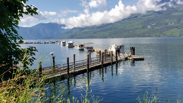 رصيف على بحيرة أبر آرو في ناكوسب محاط بالجبال