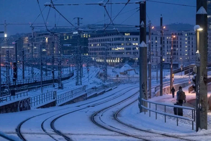 ويمكن رؤية مسارات الترام المغطاة بالثلوج أمام مباني المكاتب. ماريجان مراد/ د.ب.أ