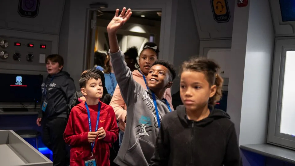 يستكشف الطلاب غرفة محاكاة في مركز تشالنجر التعليمي في بوتستاون، بنسلفانيا. - مركز تشالنجر