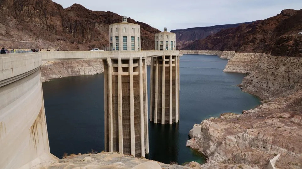 سد هوفر على طول نهر كولورادو في 14 مارس 2025 في مدينة بولدر بولاية نيفادا. - كيفن كارتر / غيتي إميجز