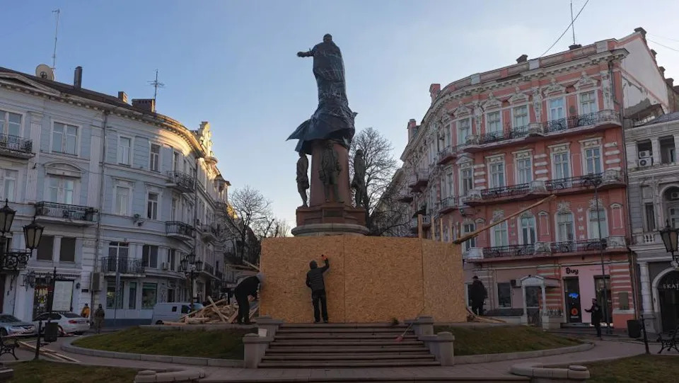 تم تفكيك تمثال كبير في وسط الساحة