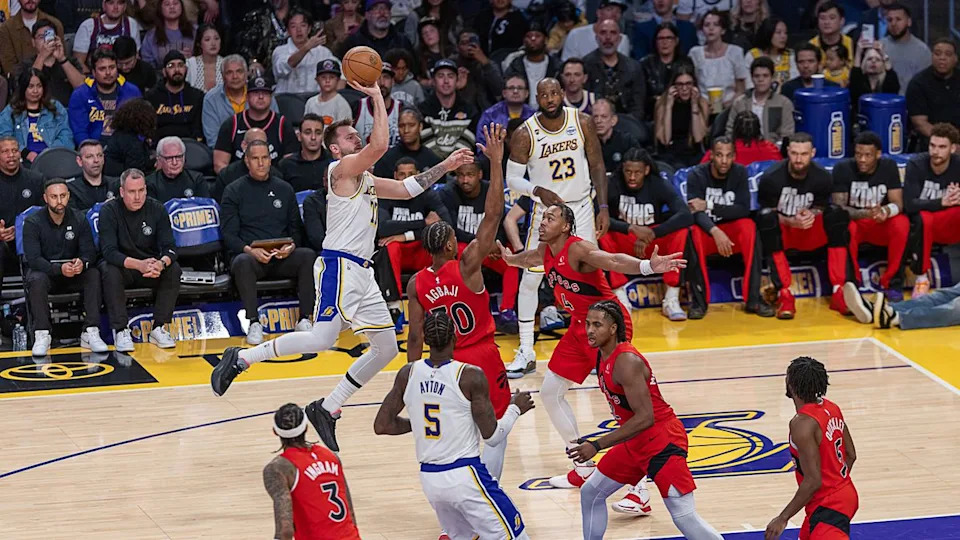 لوس أنجلوس ليكرز لوكا دونسيتش 77 يسدد الكرة خلال مباراة الدوري الاميركي للمحترفين ضد تورونتو رابتورز يوم الأحد 18 يناير 2026 في لوس أنجلوس كاليفورنيا. 