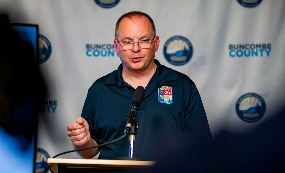 رايان كول، مساعد مدير خدمات الطوارئ في مقاطعة بونكومب، يتحدث خلال إحاطة إعلامية حول الاستعداد للعواصف الشتوية في 22 يناير 2026، في مركز الخدمات الحكومية في مقاطعة بونكومب في آشفيل.