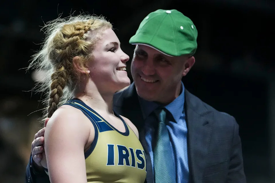 يبتسم كيندال مو من الكاتدرائية يوم الجمعة، 16 يناير 2026، بعد فوزه بمباراة بطولة نوبة 115 رطلاً في نهائيات ولاية مصارعة الفتيات IHSAA لعام 2026 في كورتيفا كوليسيوم في أرض معارض ولاية إنديانا في إنديانابوليس. فاز مو بسقوط التكنولوجيا 17-1.