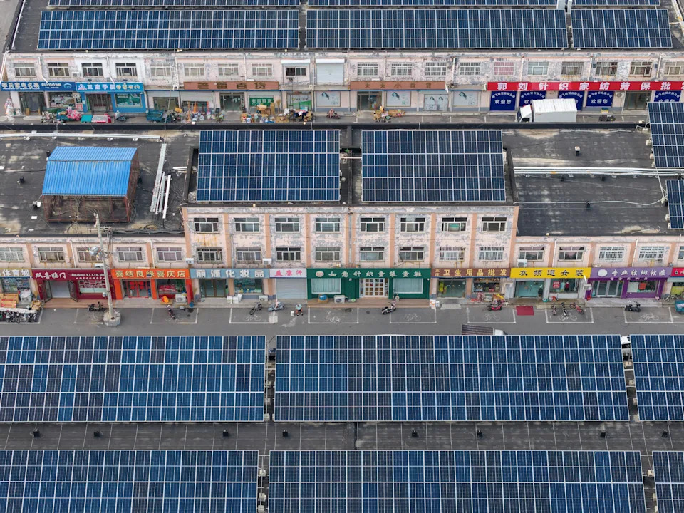 المصفوفات الشمسية على السطح في مدينة بينتشو بمقاطعة شاندونغ. ويمين تشو