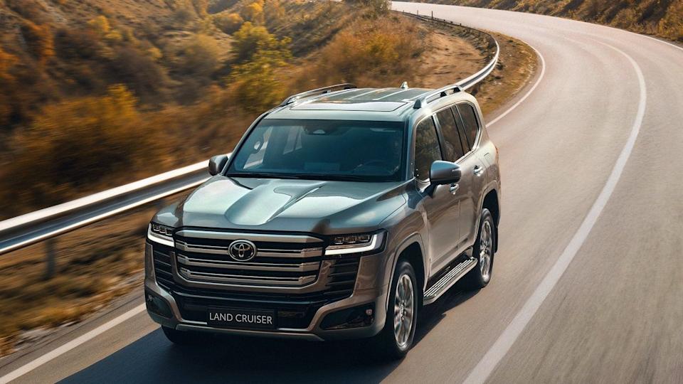 تويوتا لاند كروزر 300 هايبرد 2026.