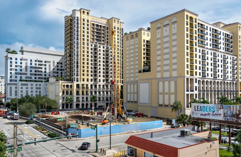 بدأت أعمال البناء في مستر سي ريزيدنسيز، وهو برج مكون من 27 طابقًا يتكون من شقق فندقية وسكنية في 22 سبتمبر 2025 في ويست بالم بيتش بولاية فلوريدا.