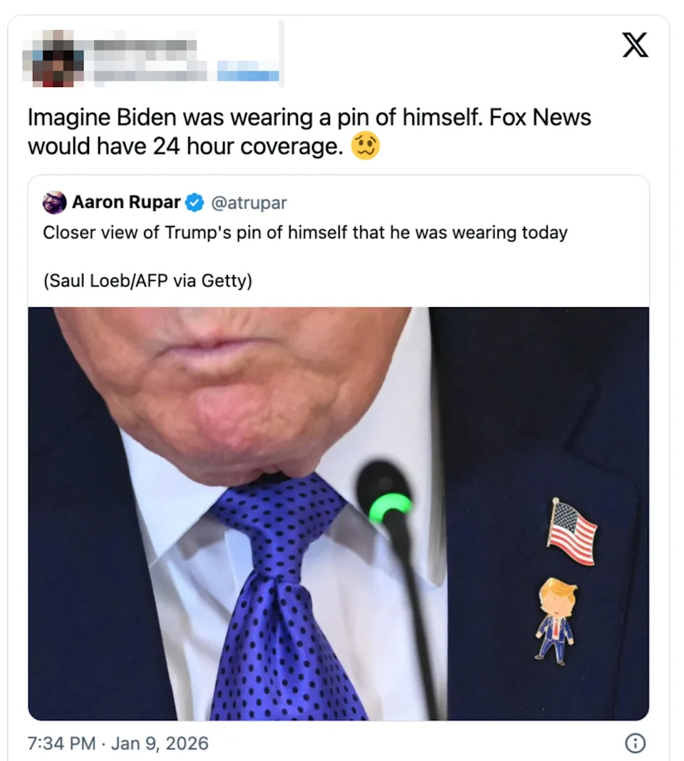 تغريدة تمزح عن سياسي يرتدي دبوسًا على شكله، وتقارن ردود الفعل إذا فعلها بايدن. يتضمن صورة توضح الدبوس