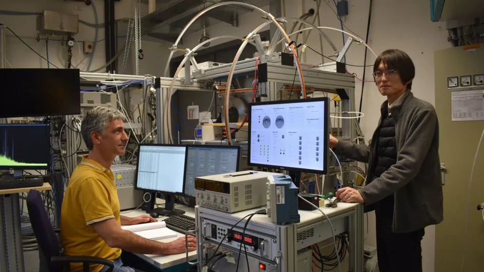 مؤلفا الدراسة كريستيان إندريس (يسار) وميتسونوري أراكي يعملان على تجربة في المختبر. - مب