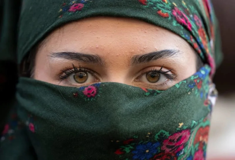 امرأة تشارك في مظاهرة مؤيدة للأكراد في وسط مدينة فرانكفورت أم ماين تحت شعار "ضد القمع والقمع والمذابح التي يتعرض لها السكان المدنيون، وخاصة الأكراد في روج آفا، من قبل الأنظمة الإسلامية،" احتجاجاً على الوضع في شمال سوريا. بوريس روسلر/ وكالة الأنباء الألمانية