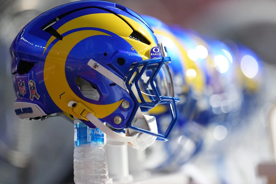 9 نوفمبر 2025؛ سانتا كلارا، كاليفورنيا، الولايات المتحدة الأمريكية؛ خوذة لوس أنجلوس رامز تظهر على الخط الجانبي قبل المباراة ضد فريق سان فرانسيسكو 49 في ملعب ليفي.