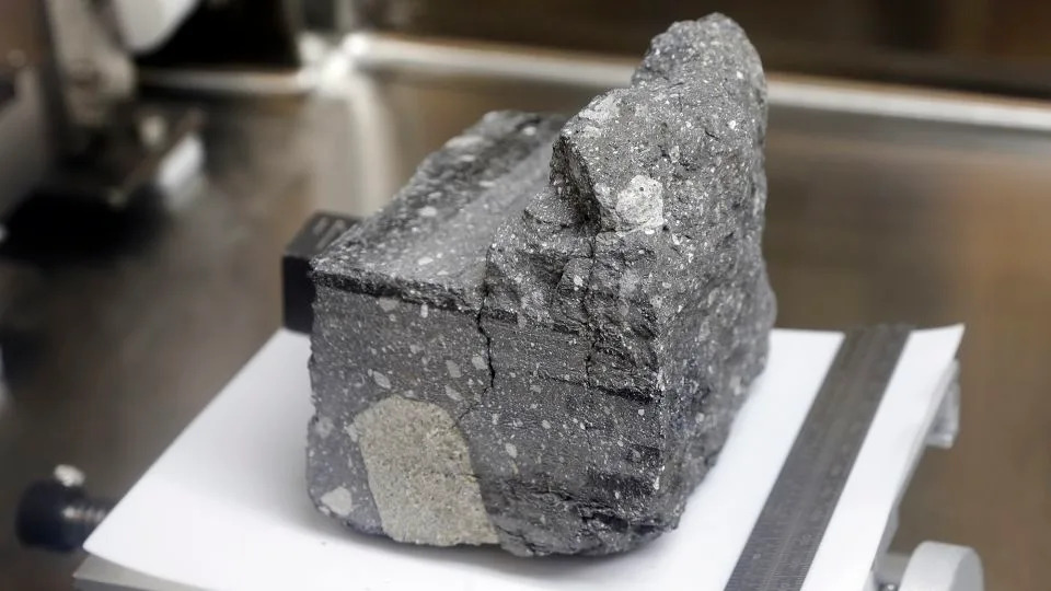 تم جمع صخرة بريشيا من الثرى يبلغ عمرها 3.2 مليار سنة بواسطة أبولو 15. - مايكل وايكي/ا ف ب