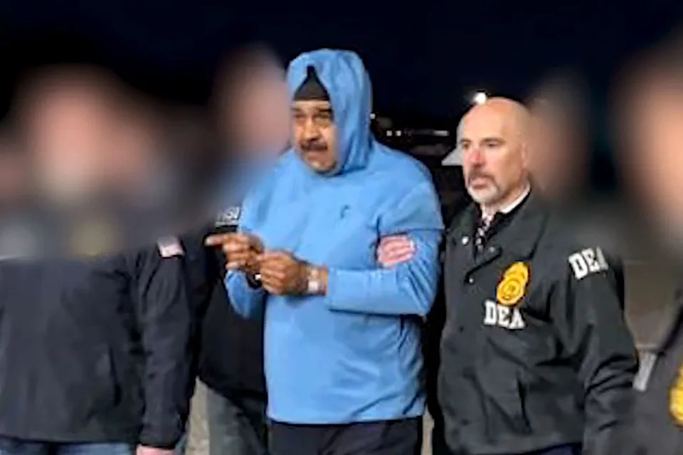 نيكولاس مادورو يرافقه وكلاء إدارة مكافحة المخدرات (تم الحصول عليها بواسطة NBC News)