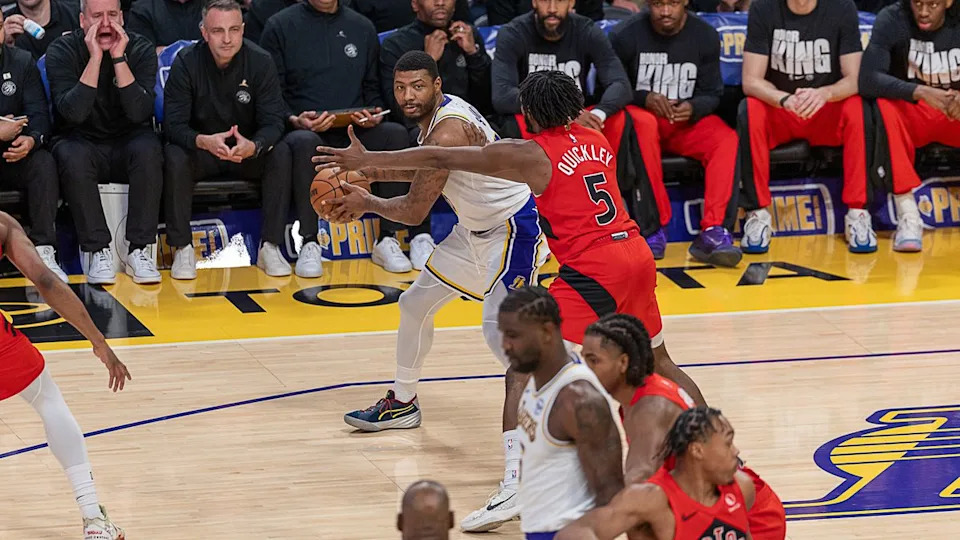 لوس أنجلوس ليكرز ماركوس سمارت 36 يراوغ الكرة خلال مباراة الدوري الاميركي للمحترفين ضد تورونتو رابتورز يوم الأحد 18 يناير 2026 في لوس أنجلوس كاليفورنيا. 