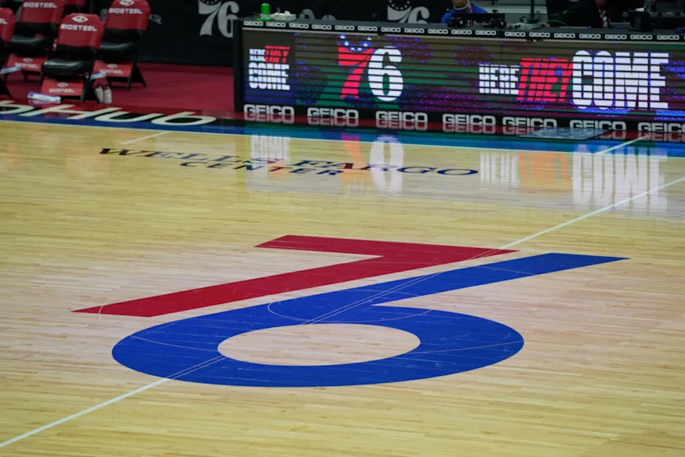 شعار فيلادلفيا سفنتي سيكسرز في الملعب الرئيسي قبل مباراة ضد دنفر ناجتس في مركز ويلز فارجو.