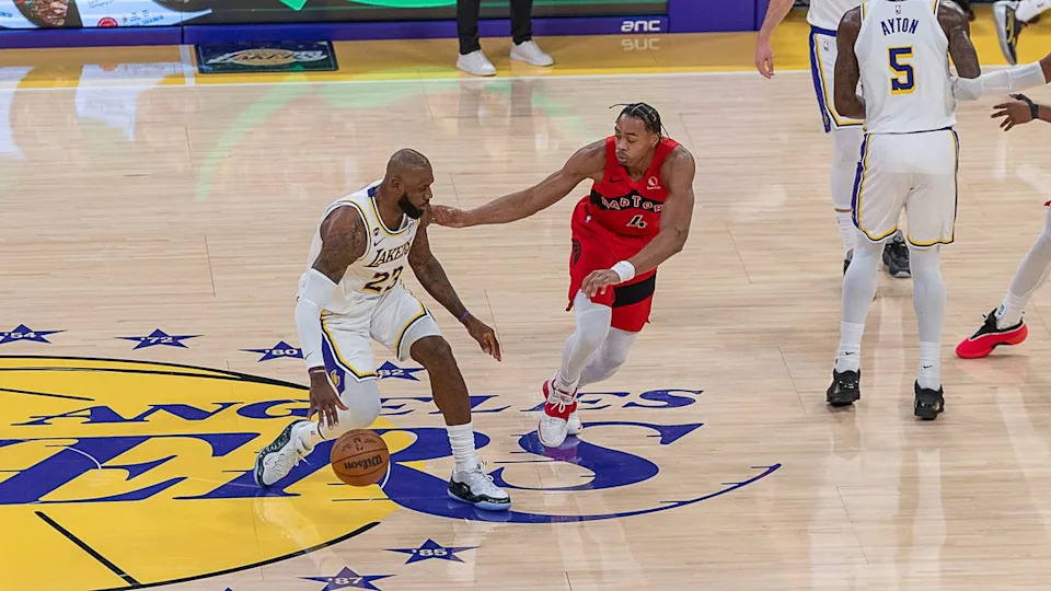 لوس أنجلوس ليكرز ليبرون جيمس 23 يراوغ الكرة خلال مباراة الدوري الاميركي للمحترفين ضد تورونتو رابتورز يوم الأحد 18 يناير 2026 في لوس أنجلوس كاليفورنيا. 