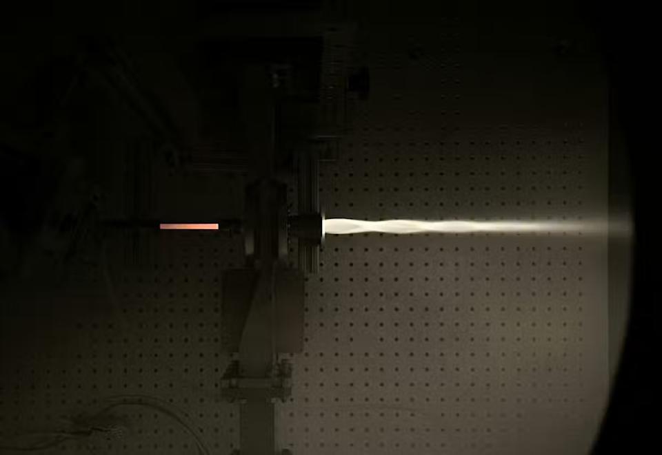 ينطلق لهب من الدافع في تجربة معدة