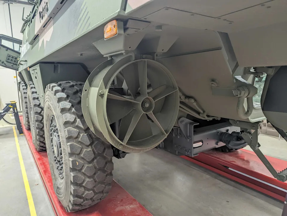 مراوح على الجانب السفلي الخلفي من باتريا 6x6.