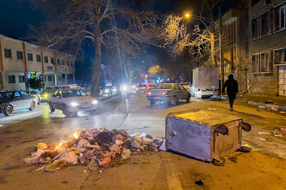 الاحتجاجات في إيران (موبينا / صور الشرق الأوسط / وكالة الصحافة الفرنسية عبر غيتي إيماجز)