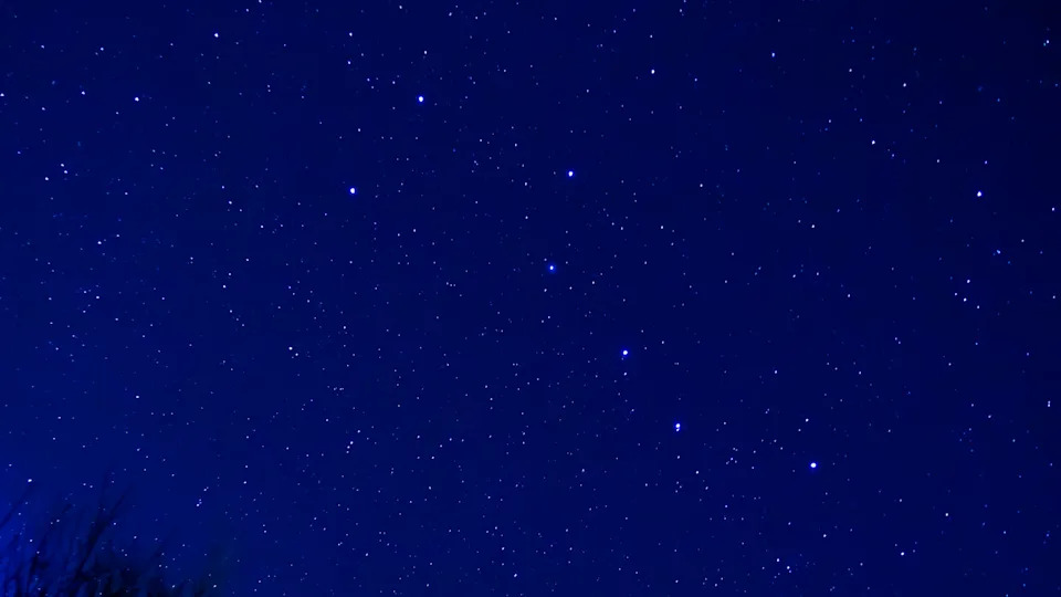 صورة لسماء الليل تظهر فيها النجوم اللامعة لنجمة الدب الأكبر، والتي تشكل جزءا من كوكبة الدب الأكبر.