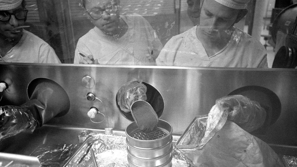 تم تحليل عينات أبولو 14 القمرية في منشأة للحجر الصحي عام 1971. - وكالة ناسا