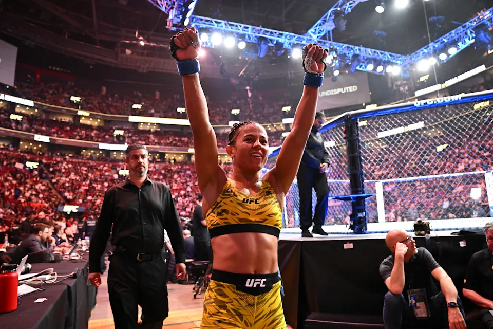 مونتريال، كيبيك – 10 مايو: تحتفل ناتاليا سيلفا من البرازيل بعد فوزها على أليكسا جراسو من المكسيك في مباراة وزن الذبابة للسيدات خلال UFC 315 في مركز بيل في 10 مايو 2025 في مونتريال، كيبيك. (تصوير ميناس باناجيوتاكيس / غيتي إيماجز)