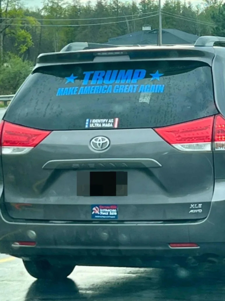 منشور Reddit يظهر سيارة بها "الترا ماجا" ملصق على النافذة الخلفية، تمت مشاركته في subreddit بعنوان "rfwendwarriorRides."