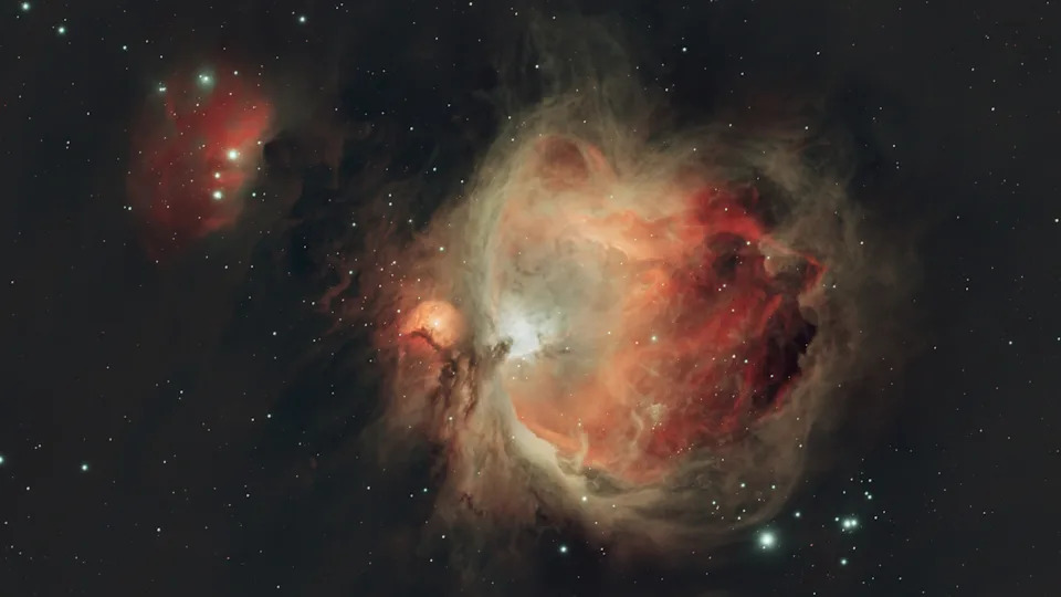 كرة من الضوء الأحمر والذهبي ضد ظلام الفضاء السحيق