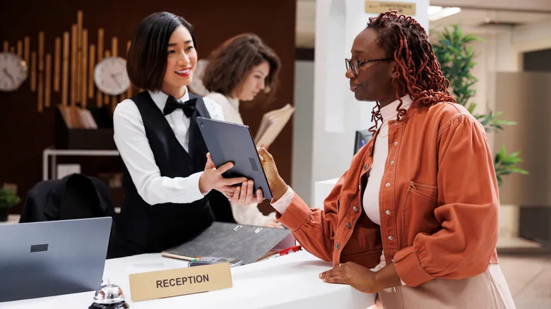 امرأة تقوم بتسجيل الوصول في أحد الفنادق