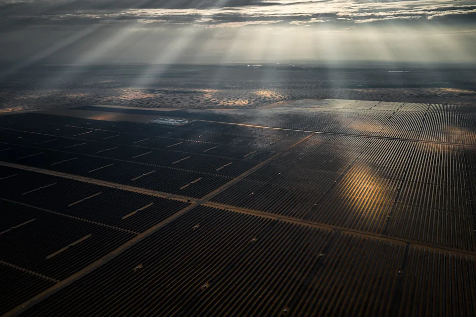محطة للطاقة الشمسية في ألكسا، منغوليا الداخلية. ويمين تشو