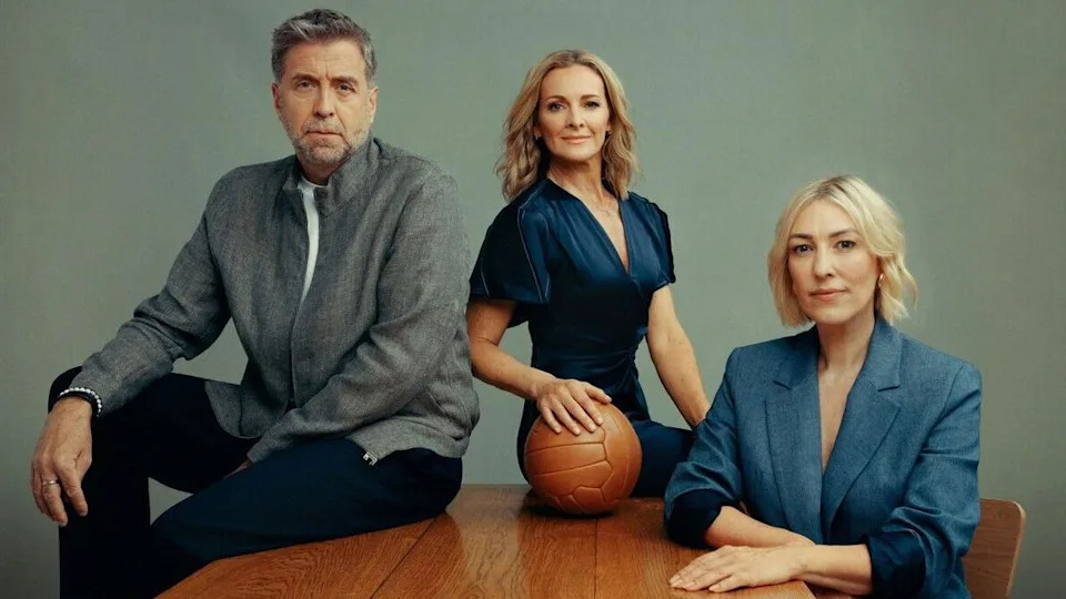 مارك تشابمان (يسار)، غابي لوجان (وسط) وكيلي كيتس (يمين)