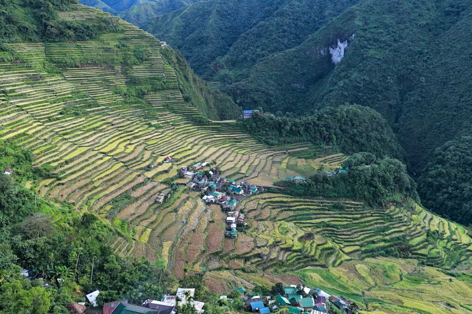 تلة كبيرة مغطاة بقطع صغيرة من الأرض المسطحة.
