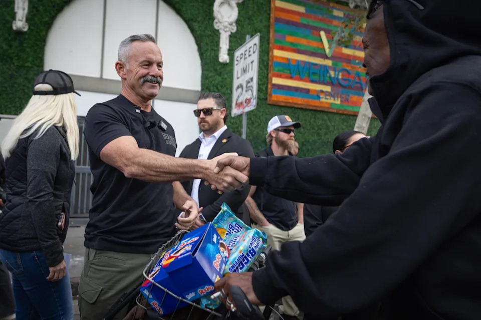 رجل يصافح آخر.