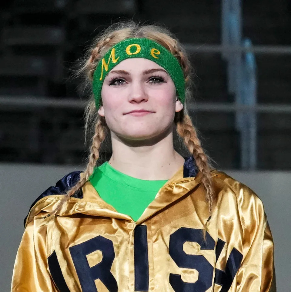 يبتسم كيندال مو من الكاتدرائية يوم الجمعة، 16 يناير 2026، بعد التنافس في مباراة بطولة نوبة 115 رطلاً في نهائيات ولاية مصارعة الفتيات IHSAA لعام 2026 في كورتيفا كوليسيوم في أرض معارض ولاية إنديانا في إنديانابوليس. فاز مو بسقوط التكنولوجيا 17-1.