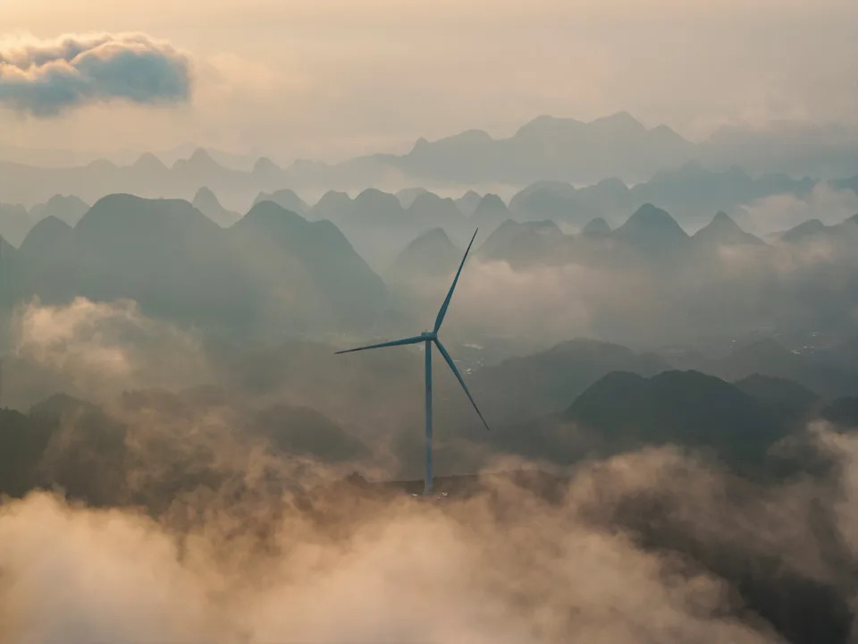 توربينات الرياح في الجبال الكارستية في شينغيي بمقاطعة قويتشو. ويمين تشو