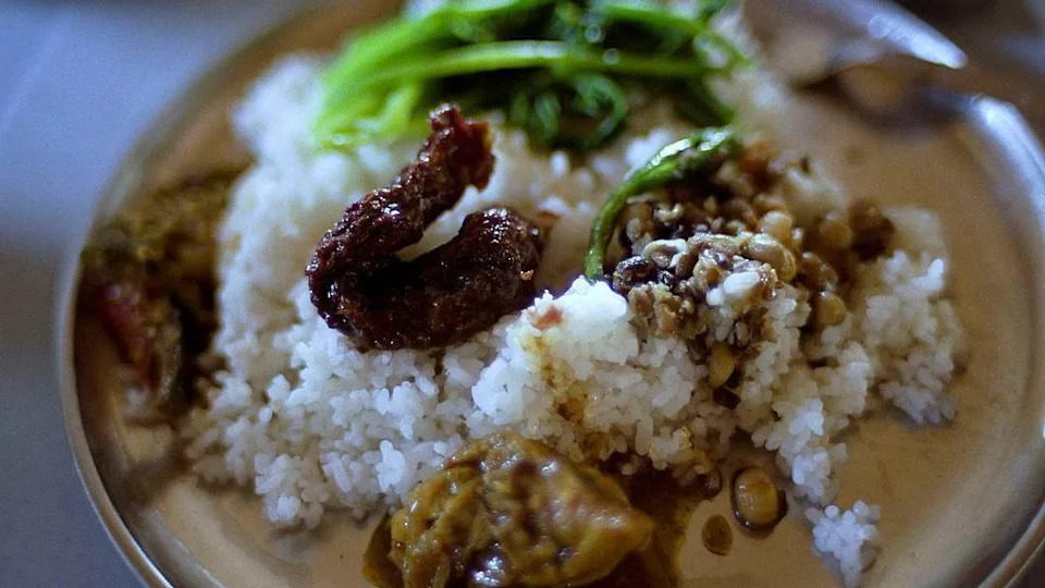 وجبة غداء من لحم الخنزير المدخن التقليدي وصلصة ناجا بالفلفل الحار في مطعم على جانب الطريق في ناجالاند. 