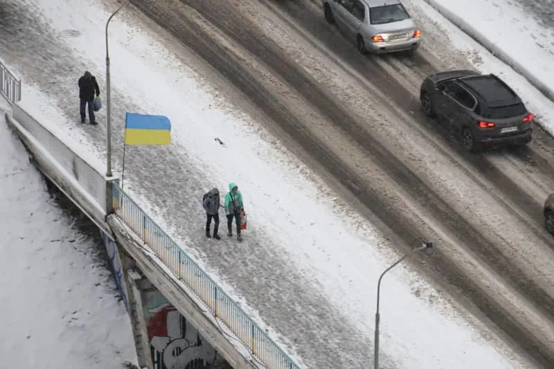 يواجه الآلاف من سكان كييف شققًا بلا تدفئة، بينما تقصف روسيا البنية التحتية للطاقة في العاصمة. ويعتقد كثيرون أن موسكو تريد تحطيم روح الأوكرانيين القتالية وقدرتهم على التحمل. Notr Credit/Ukrinform/dpa