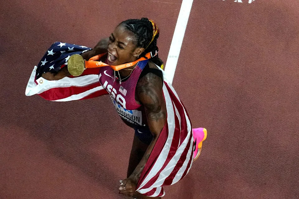 شاكاري ريتشاردسون، من الولايات المتحدة، تحتفل بعد فوزها بنهائي سباق 100 متر للسيدات خلال بطولة العالم لألعاب القوى في بودابست، المجر، الاثنين 21 أغسطس، 2023. (AP Photo/David J. Phillip)
