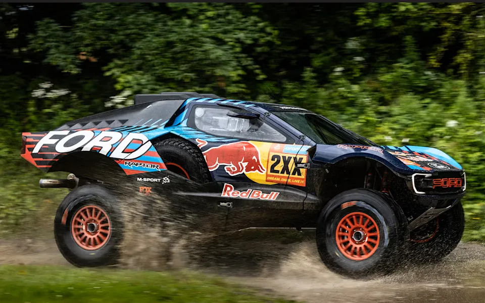 سيارة سباق على الطرق الوعرة تعمل على مسار ترابي