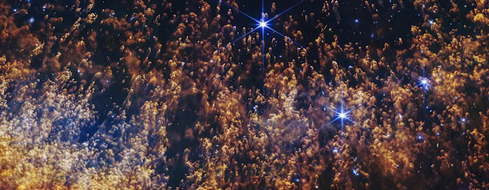 سديم الحلزون كما يراه تلسكوب جيمس ويب الفضائي بعقده الشبيهة بالمذنبات ورياحه النجمية العاتية وطبقات الغاز المنبعثة من نجم يحتضر يتفاعل مع البيئة المحيطة به.