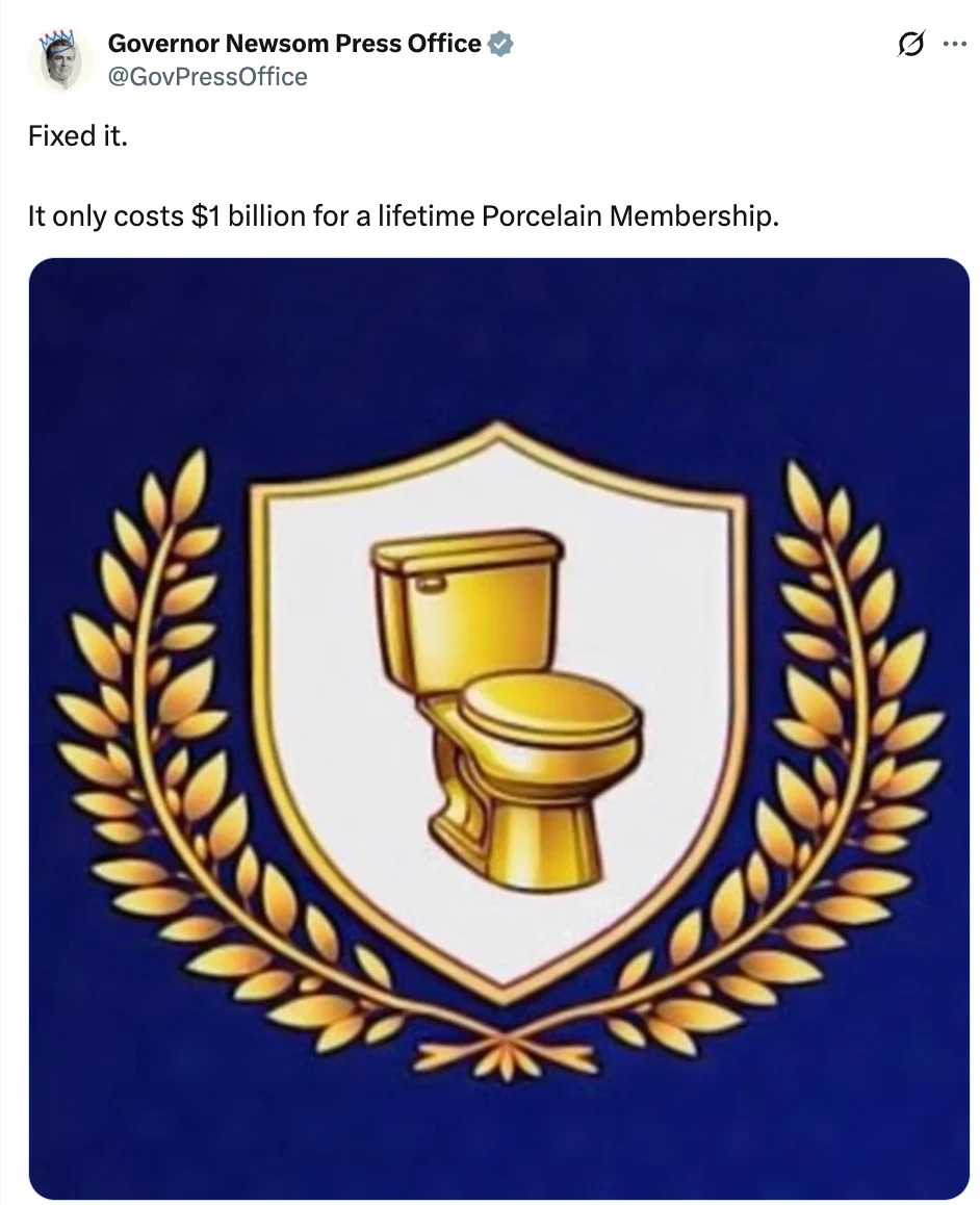 تغريدة ساخرة من "المكتب الصحفي للحاكم نيوسوم" يُظهر مرحاضًا ذهبيًا على درع، مع نص حول عضوية بورسلين بقيمة مليار دولار