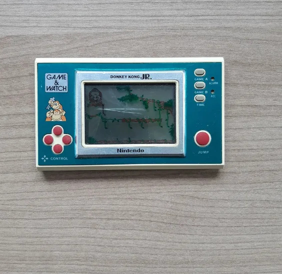 لعبة وساعة نينتندو المحمولة تتميز بتصميم دونكي كونج جونيور، مع أزرار تحكم وشاشة صغيرة لعرض اللعبة