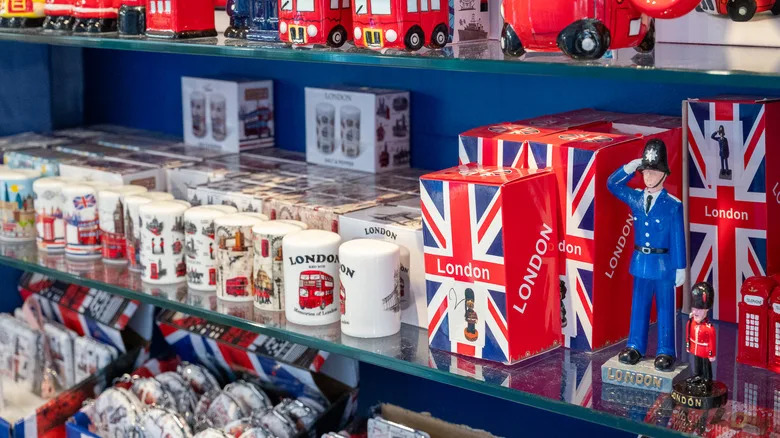 هدايا من إنجلترا على الرفوف