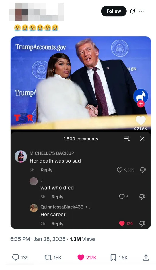 امرأة ورجل يقفان معًا في حدث ما. التعليقات أدناه تناقش وفاة المرأة وتشير إلى حياتها المهنية