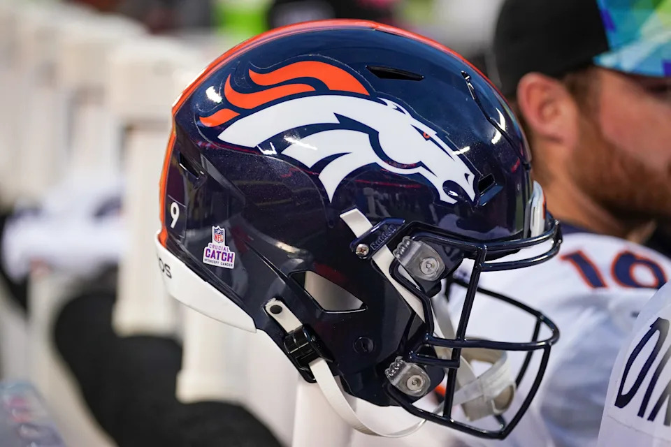 منظر عام لخوذة Denver Broncos.