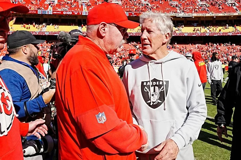 كان مدرب لاس فيغاس رايدرز السابق بيت كارول (على اليمين) أكبر مدرب رئيسي في اتحاد كرة القدم الأميركي. صورة الملف بواسطة جون Robichaud / UPI